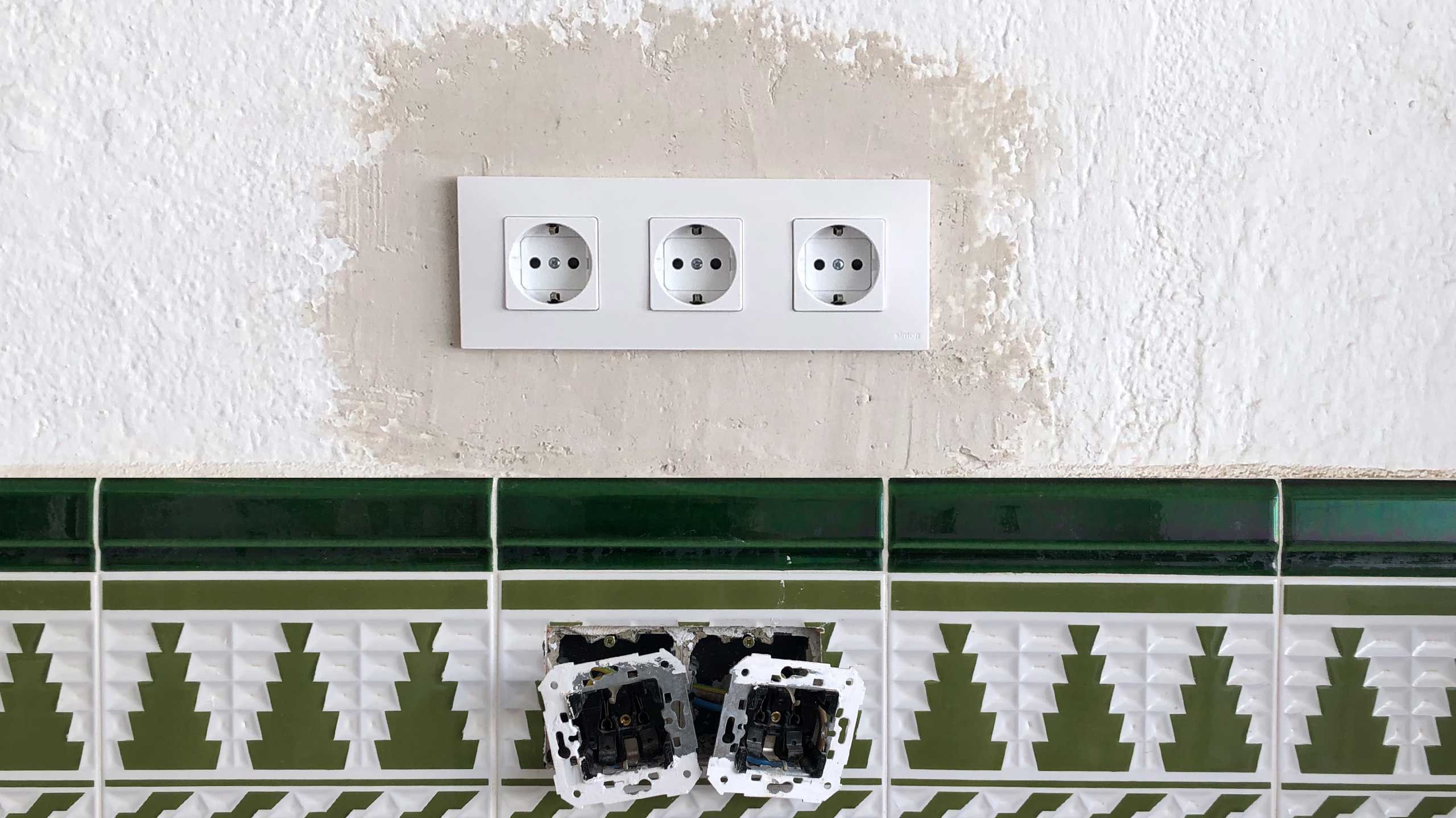 Illustration of arranging electrical sockets with practical DIY tips, showcasing effective placement and organization for a more functional and efficient home setup.